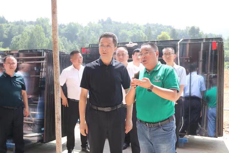 通江縣縣委書記李玉甫、縣委副書記、縣長譚青松率隊來公司調研